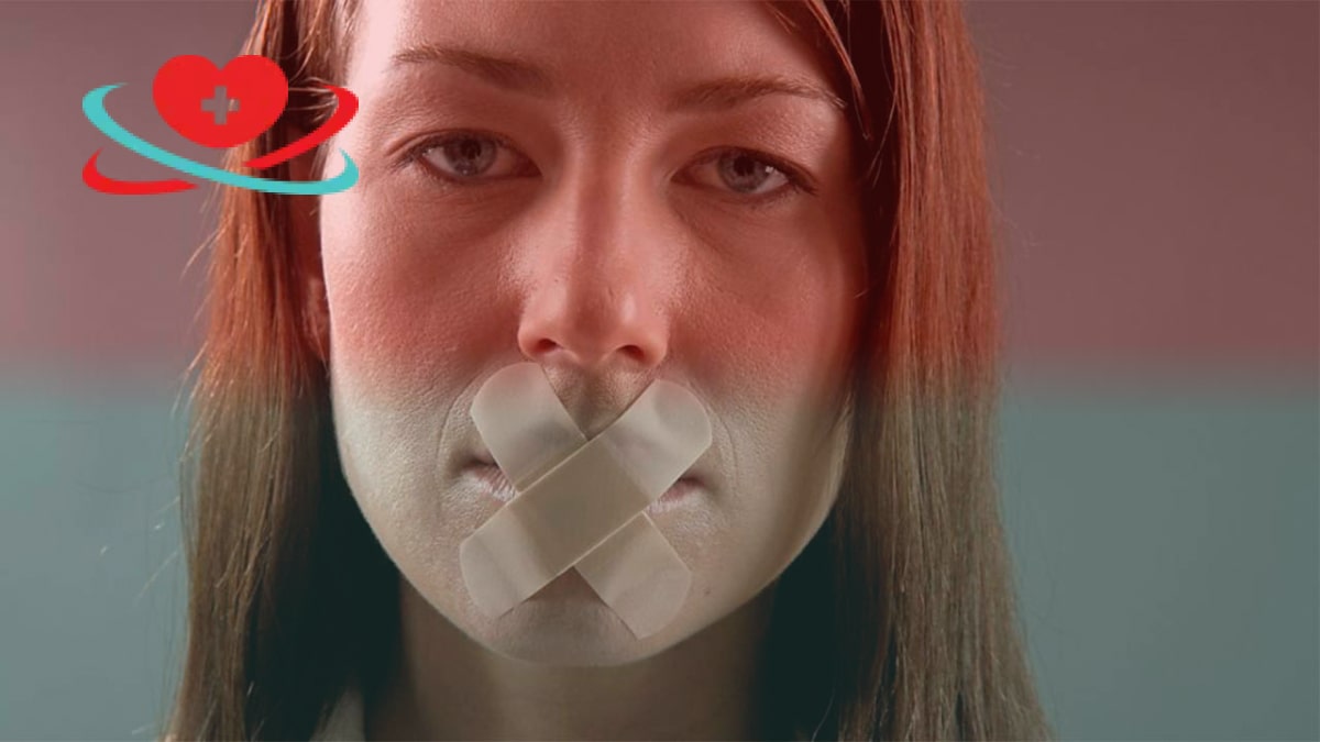 Девушка с пластырями на рту
