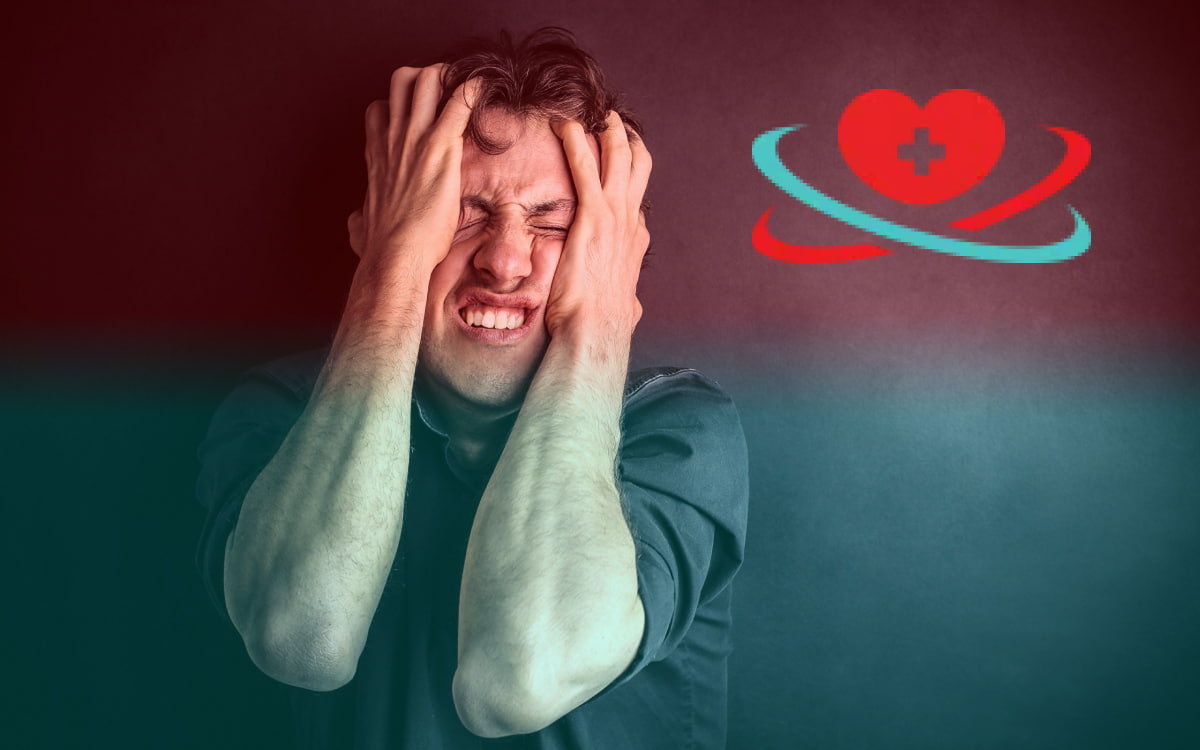 Психоз Мужчина держится руками за голову