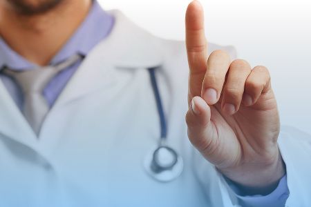 Доктор держит поднятым указательный палец